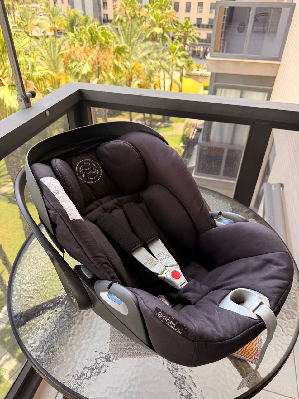 Продам коляску cybex Priam 2.0, люлька 4.0. И автокресло. Есть дефект по ручке, за все 650€ 3