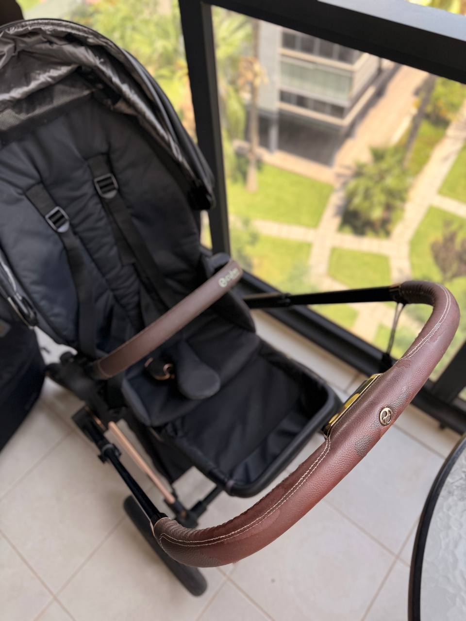 Продам коляску cybex Priam 2.0, люлька 4.0. И автокресло. Есть дефект по ручке, за все 650€ 4
