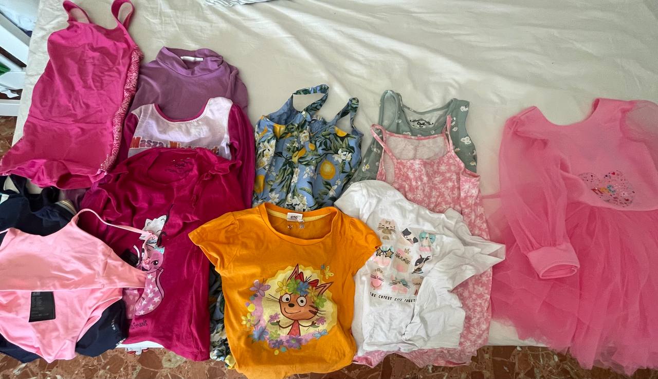 Продам вещи б/у на девочку на 6-8 лет (разные размеры:116 и 128 есть) за 15€: три купальника, три ко
