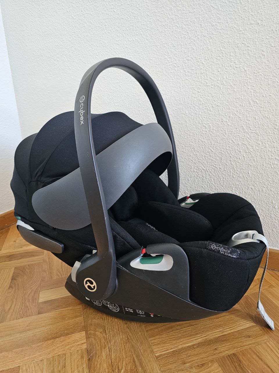 Автолюлька cybex Cloud Z2 iSize в очень хорошем состоянии:  раскладывается в горизонтальное положени