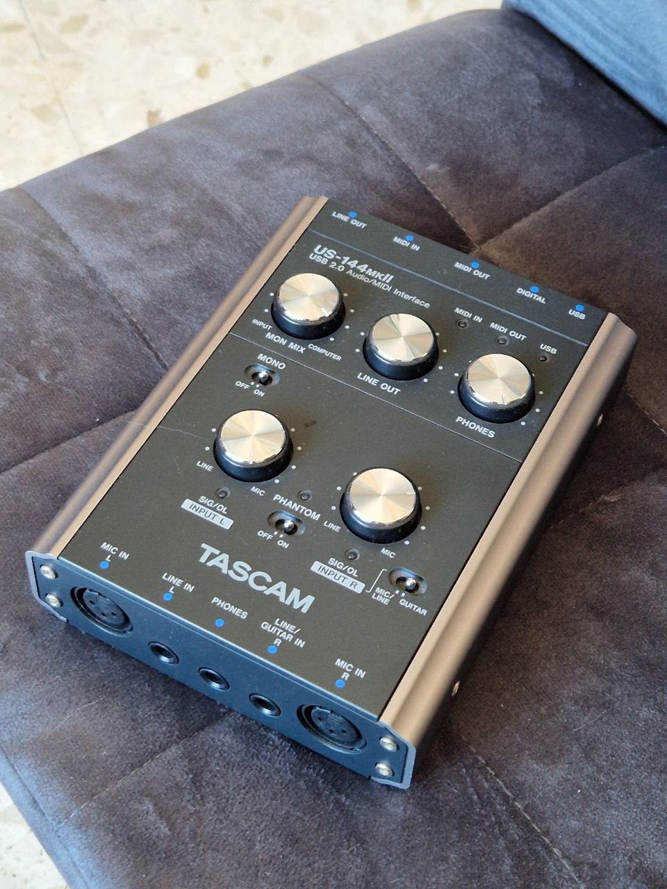 Звуковая карта Tascam US-144 + микрофон Tascam TM-80 — все вместе 80 €