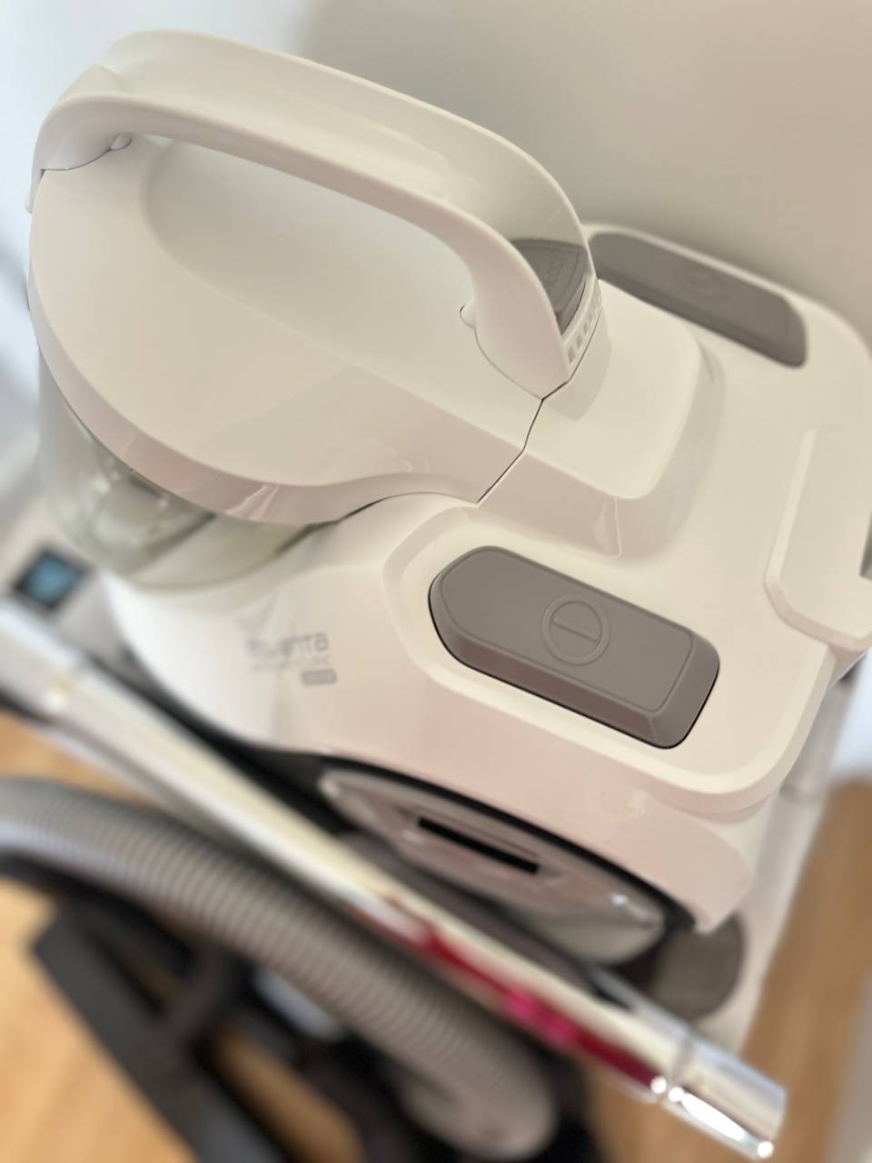 Добрый день. В связи с переездом продаю: пылесос Rowenta (€50), радиатор Delonghi (€60), принтер TS5 2