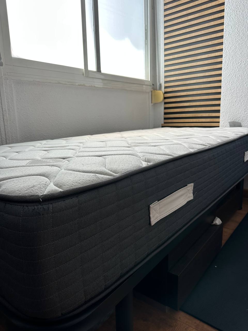 Продаем кровать с матрасом размер 190*90. Матрас средней жесткости. Цена 80€, самовывоз Аликанте 2