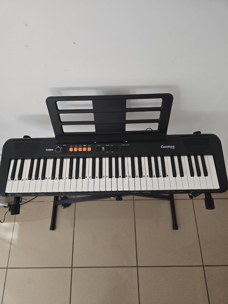 Электронное пианино, состояние идеальное. С подставкой. Стоимость €100. Самовывоз на Playa San Juan 2