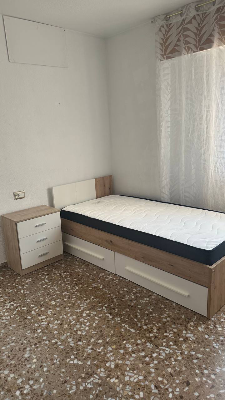 Сдается комната для девушки/ женщины Аликанте Флорида долгосрочно с предоставлением контракта. По вс