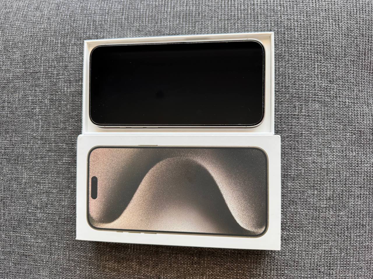 Продам IPhone 15 ProMax 256Gb Natural Titanium. Был куплен в Apple Store в США. 