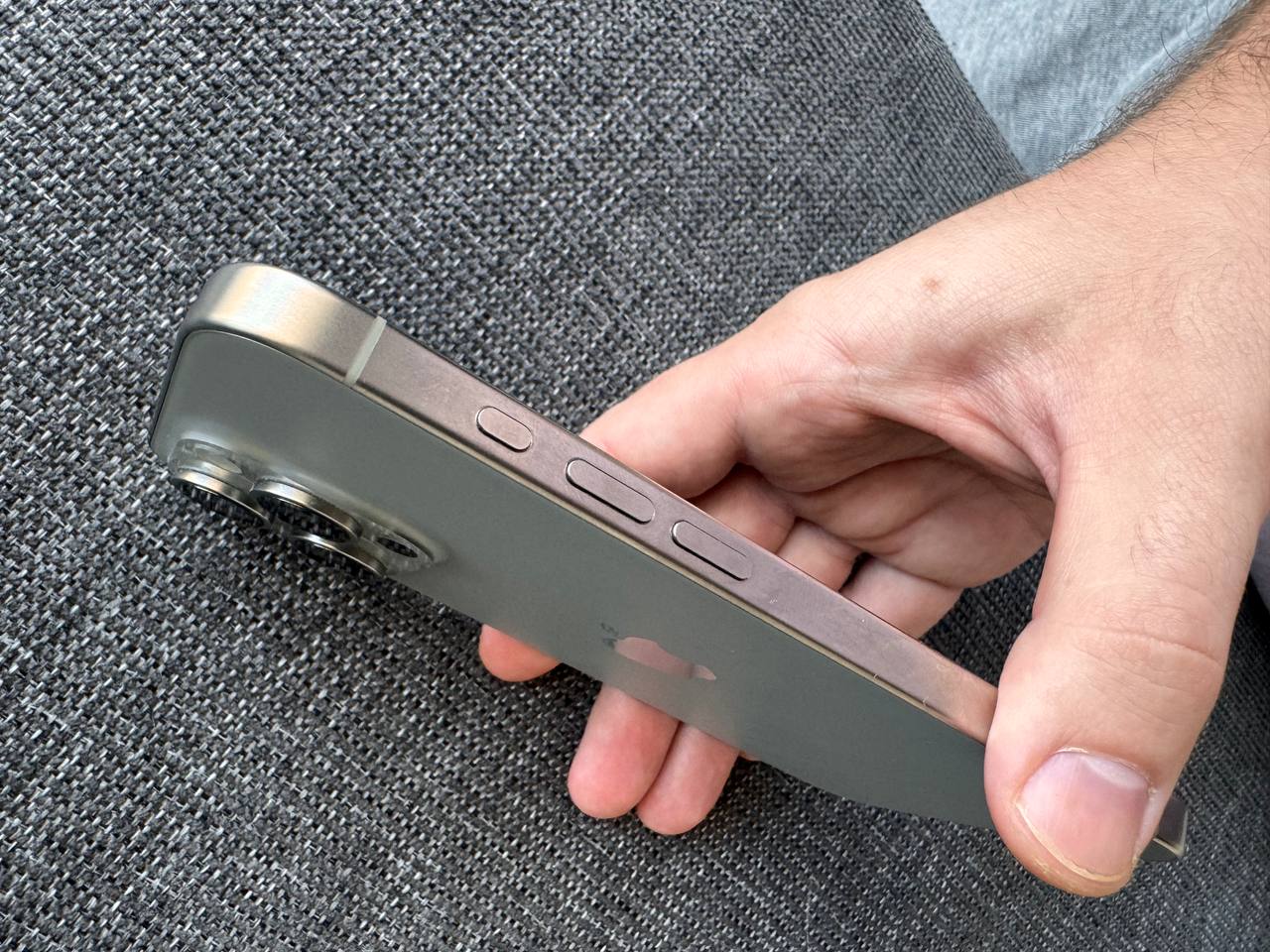 Продам IPhone 15 ProMax 256Gb Natural Titanium. Был куплен в Apple Store в США. 3