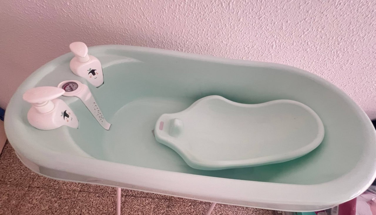 Продается детская ванночка марки Bebe-jou. В наборе: сама ванночка, которую можно снять и переместит 2