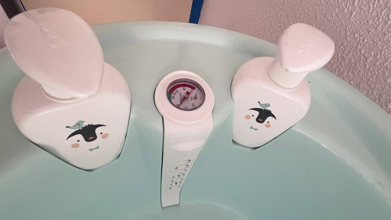Продается детская ванночка марки Bebe-jou. В наборе: сама ванночка, которую можно снять и переместит 4