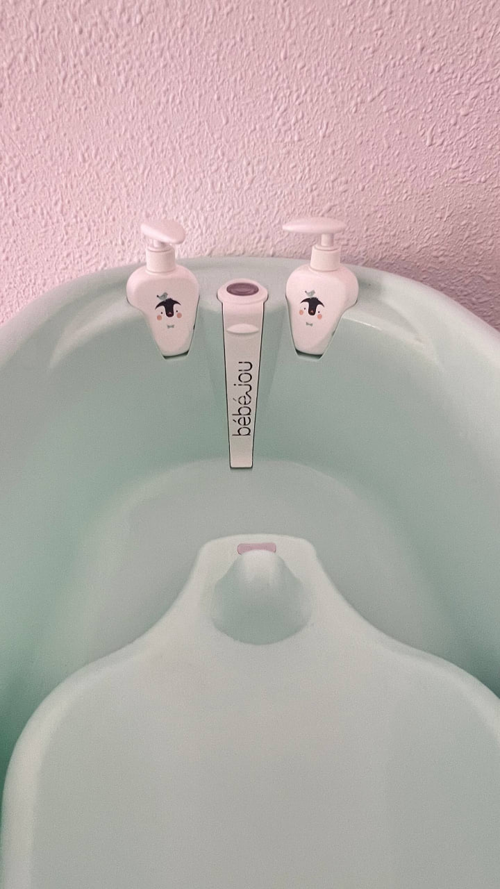 Продается детская ванночка марки Bebe-jou. В наборе: сама ванночка, которую можно снять и переместит 5