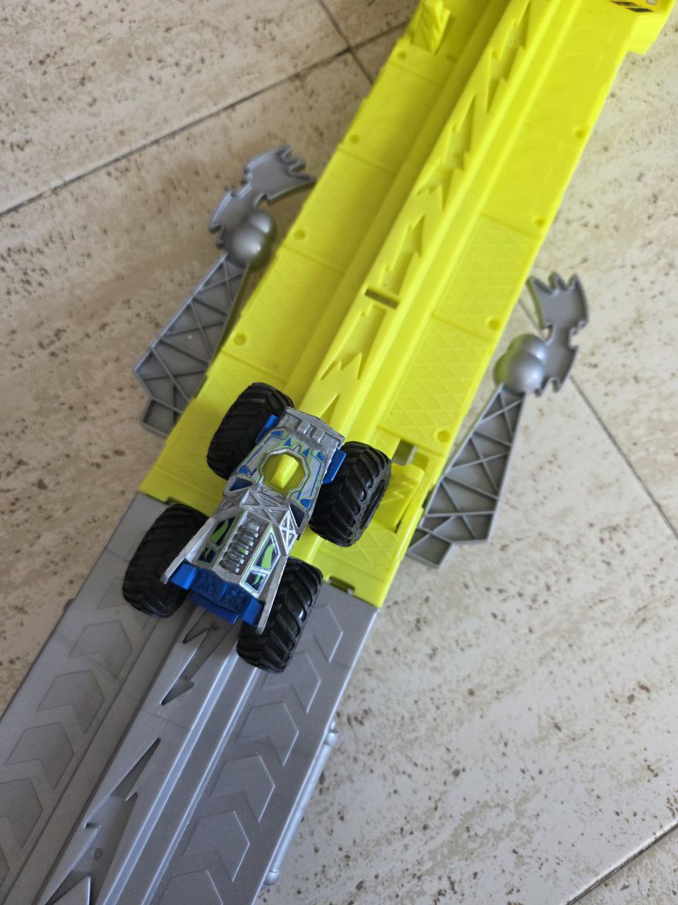 Трек для больших Hot Wheels. 3