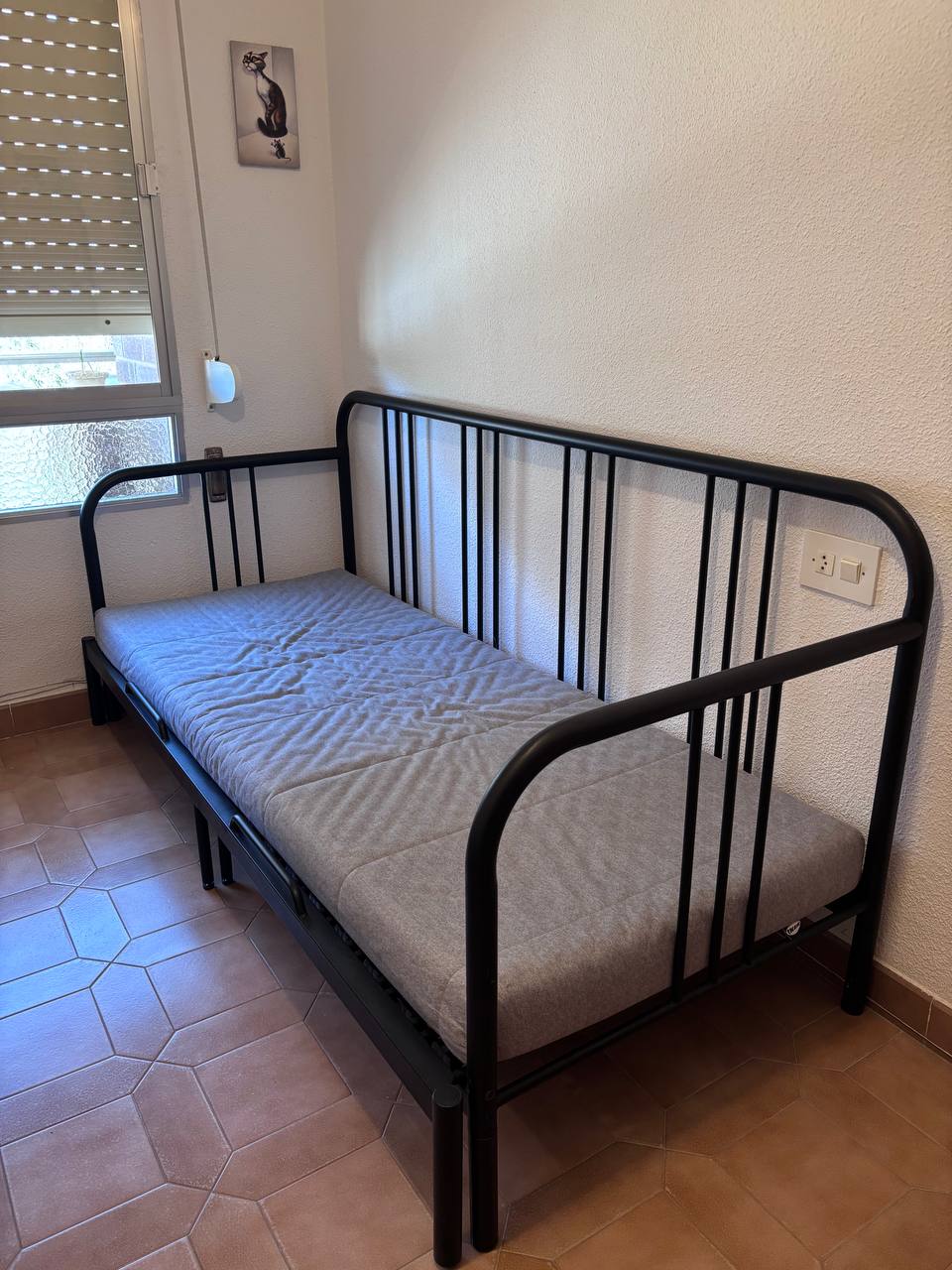 Продается диван-кровать Ikea. Длина - 207, высота - 94, глубина - 88 в сложенном состоянии. Цена - 1