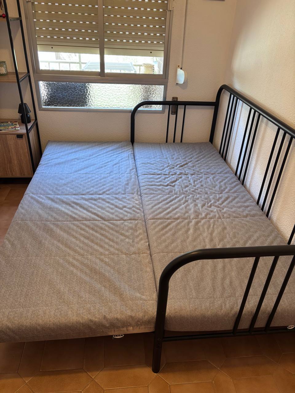 Продается диван-кровать Ikea. Длина - 207, высота - 94, глубина - 88 в сложенном состоянии. Цена - 1 3