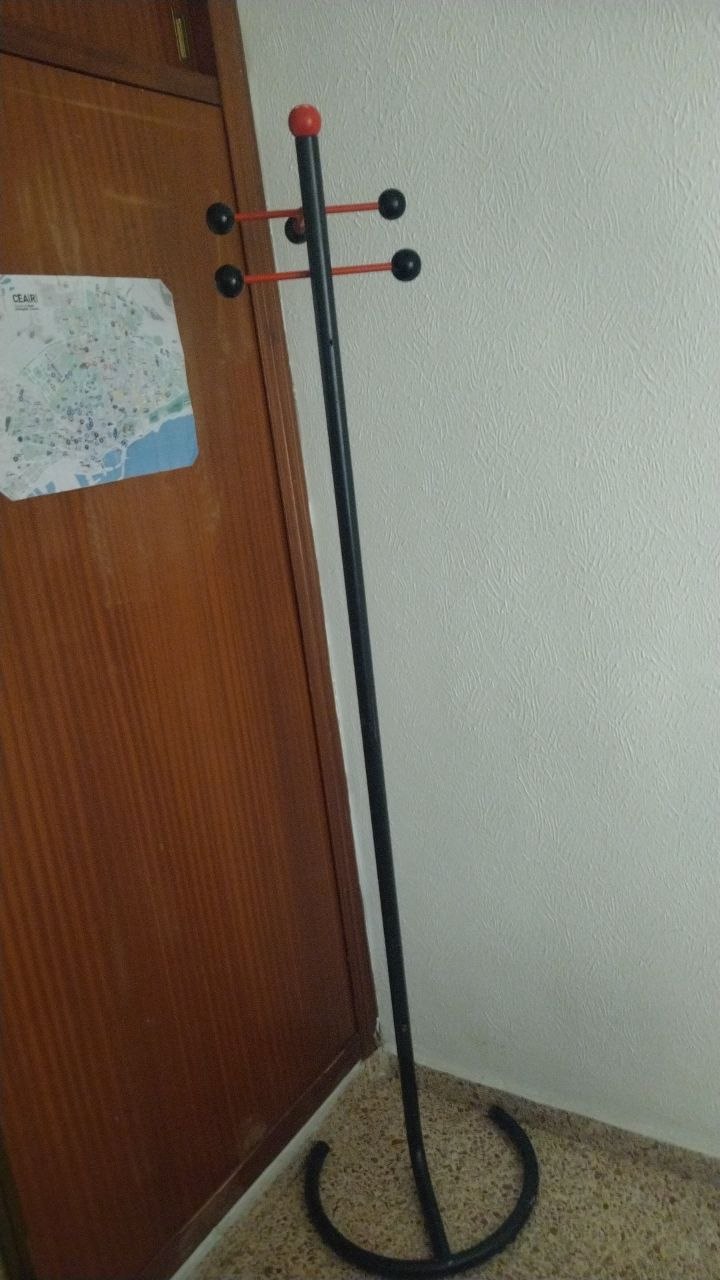 Продам вішалку для курток чи сумок, залізна, десь під 1,80 м, 20 €, 653 63 52 15
