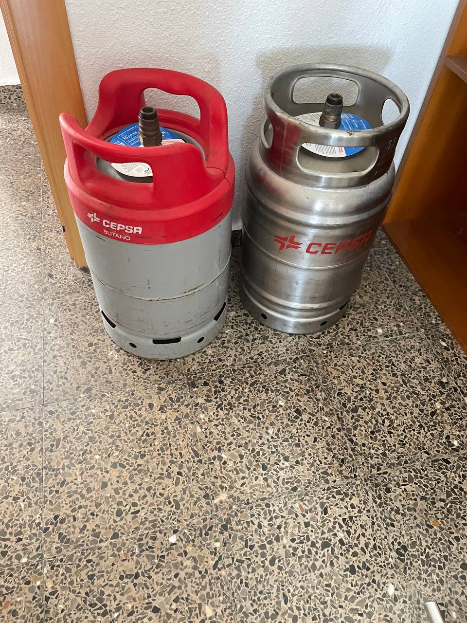 У звʼязку з переїздом продам два газові балони 15€. 