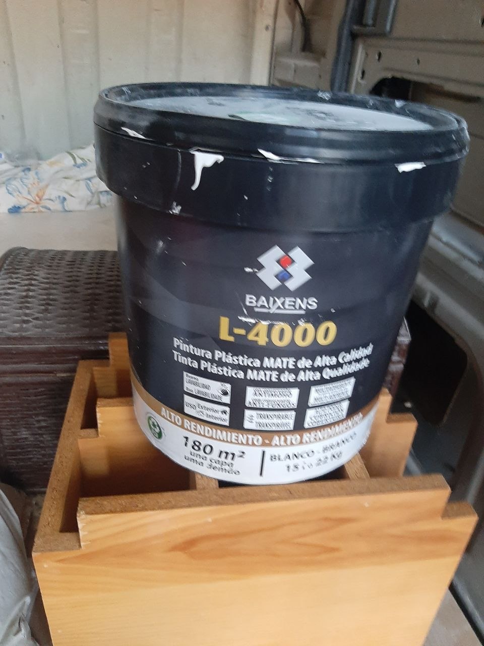 Краска белая, полведра.....10 € 2