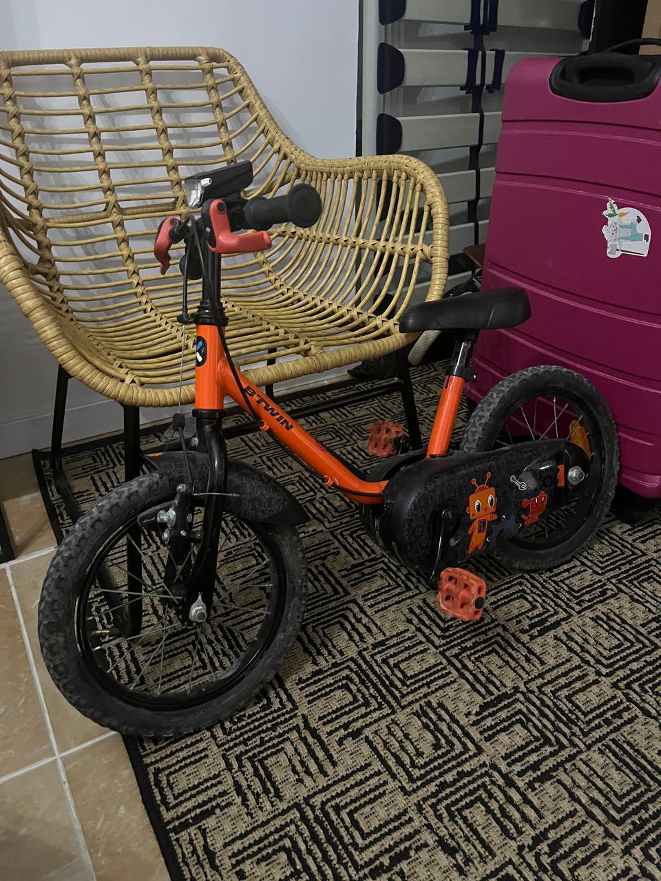 Продам дитячий велосипед і біговел — по 15 €