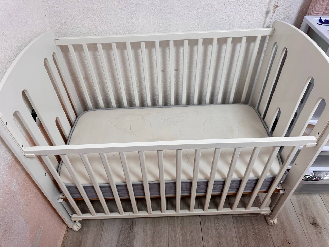 Продам кроватку с хорошим матрасом в хорошем состоянии,есть следы експлуатации.70 евро 2