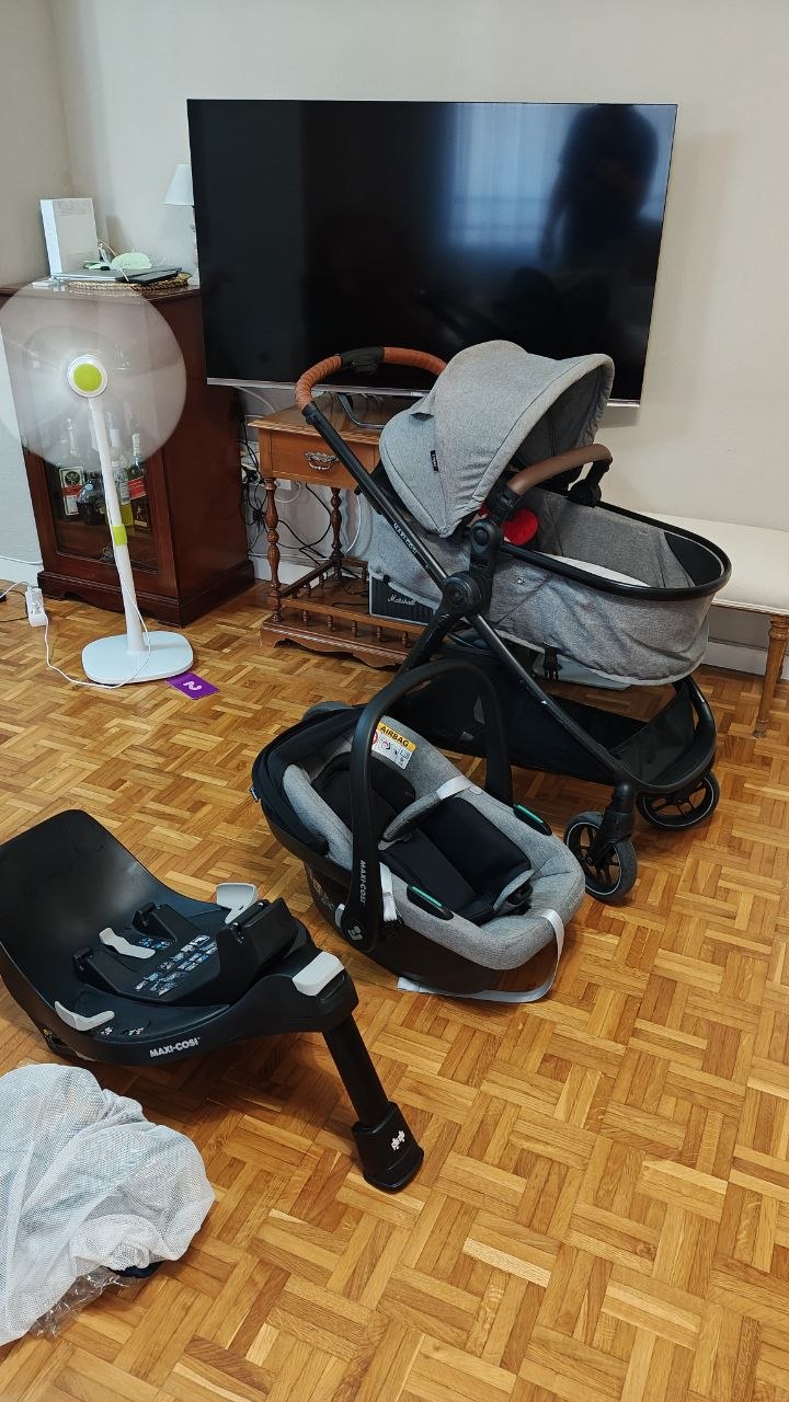 Комплект качественных maxi cosi коляска, автокресло и поворотная база Isofix - 230€