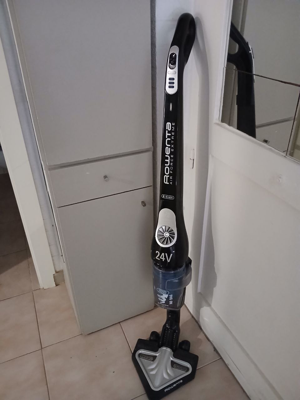 Пылесос ,рабочий ,продается без зарядного устпойства .20€.Alicante
