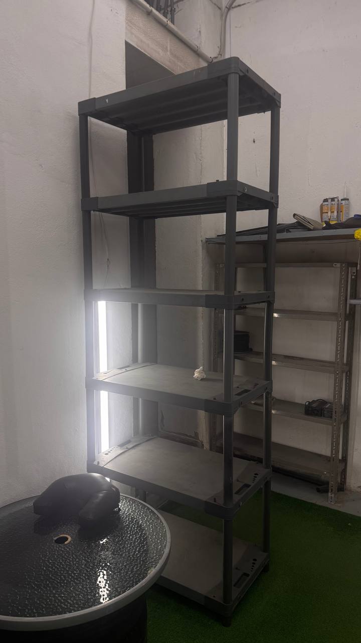 Продам пластиковий стелаж. 5€. Бажано забрати сьогодні.