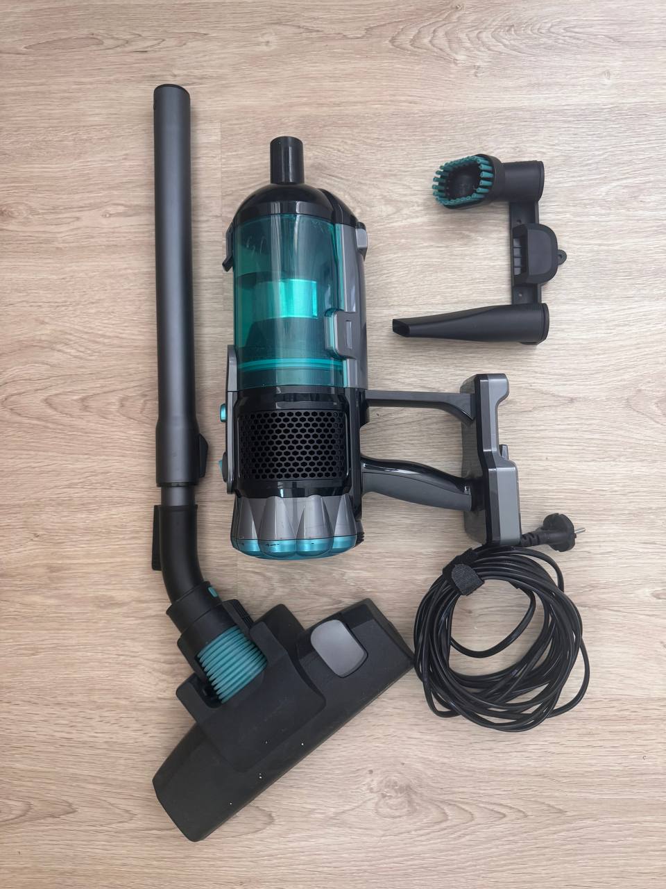 Пылесос б/у в отличном состоянии. 600W, 18 kPa. Фильтр EPA, емкость 500мл. Длина кабеля 2м. Легкий. 