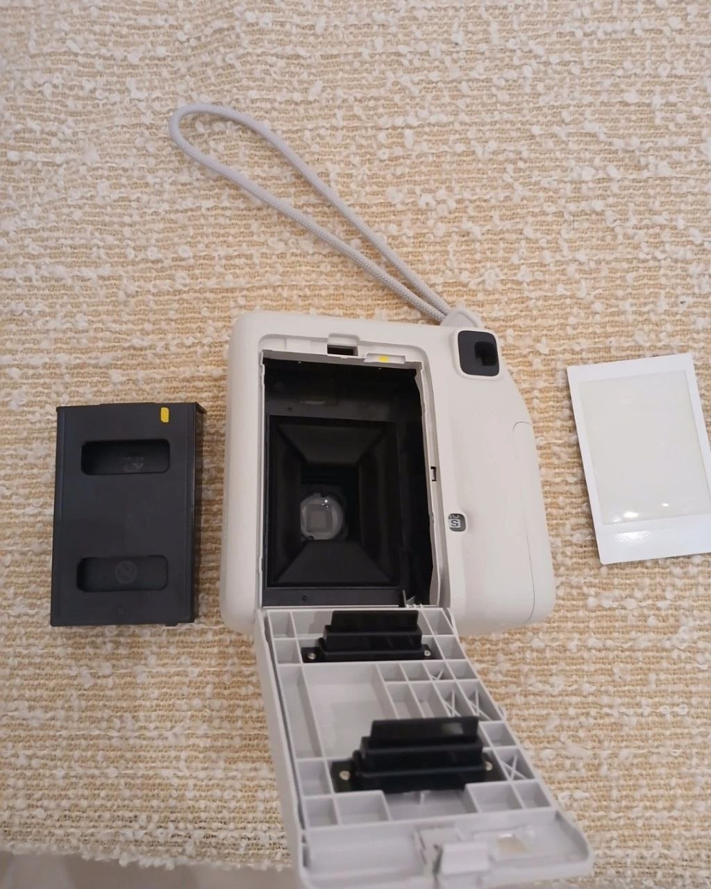 Instax fotoaparatas ,использовали только 1 кассету,практически новый .Куплен в Дубае .Цена 35 €.В Ал 3