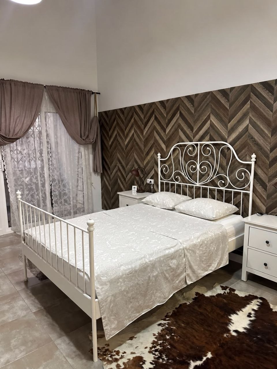 Продам кровать(+сомьер) 140×200 см. Аликанте, цена 120€ . Возможна доставка.