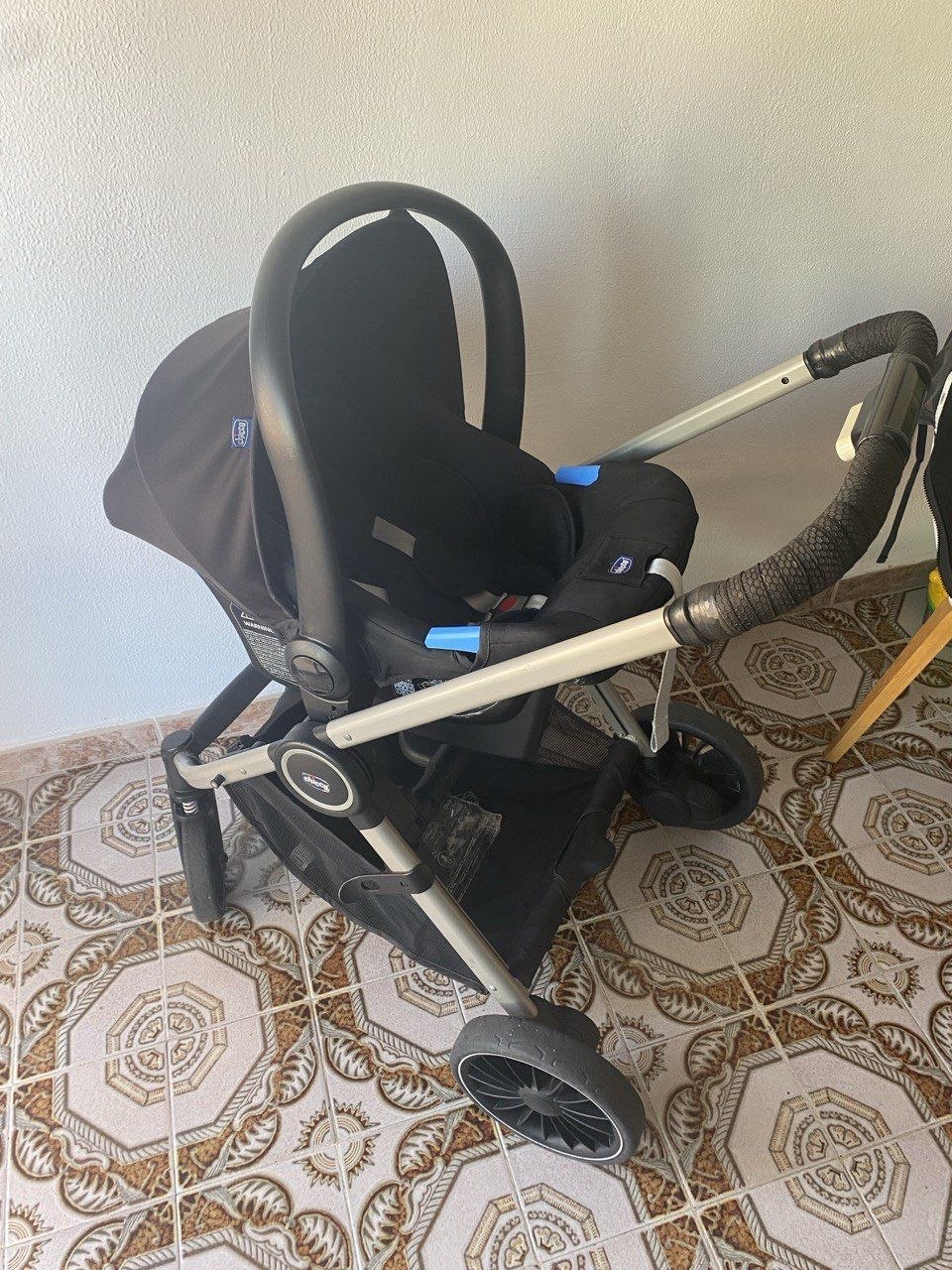 Продам Коляску Chicco 3 в 1+подарок 4