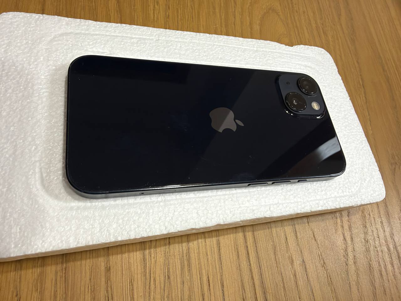 Продам iphone 13 128gb в хорошем состоянии. В комплекте наушники и шнур зарядки без блочка. Батарея 3