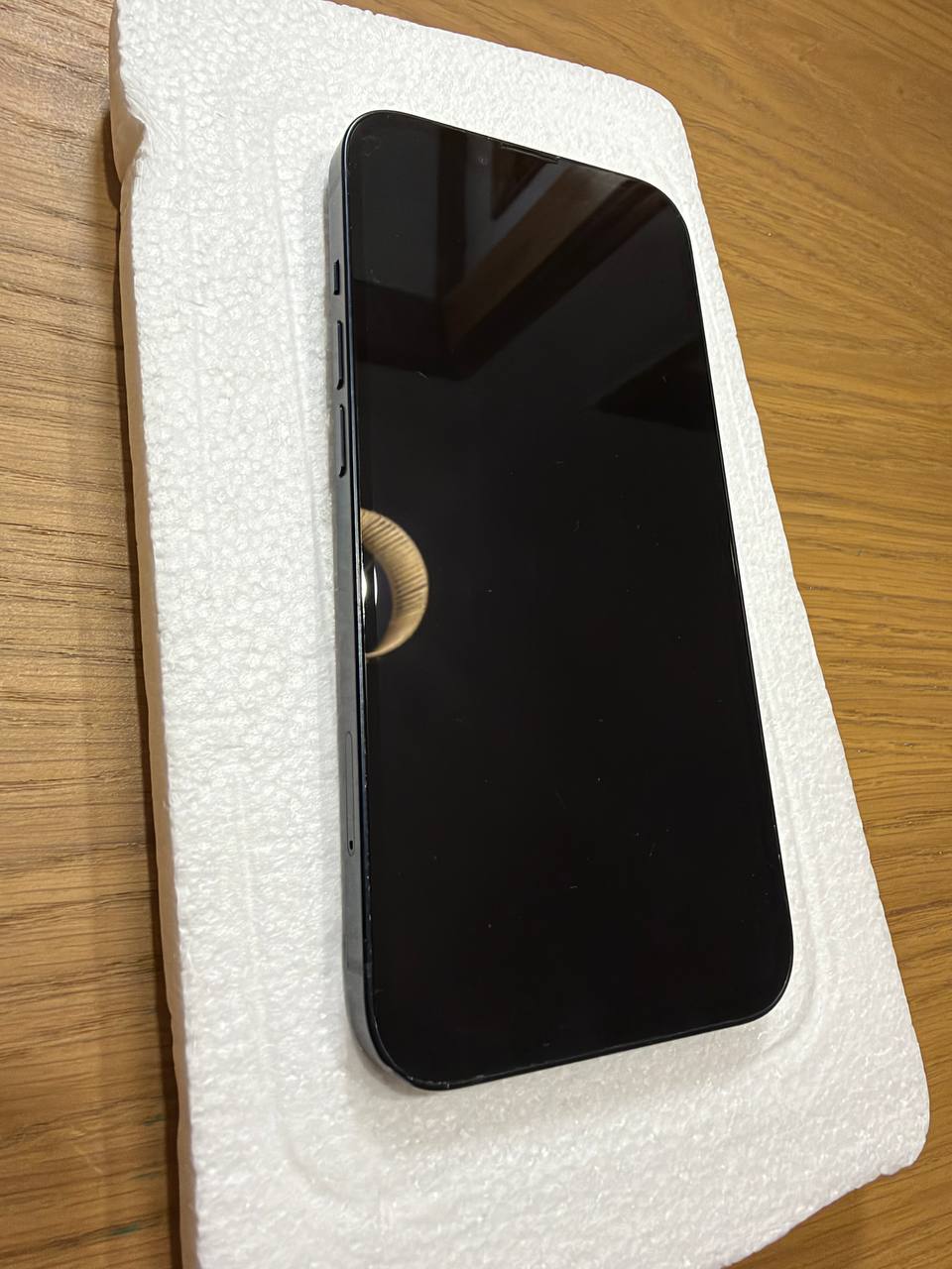 Продам iphone 13 128gb в хорошем состоянии. В комплекте наушники и шнур зарядки без блочка. Батарея 2