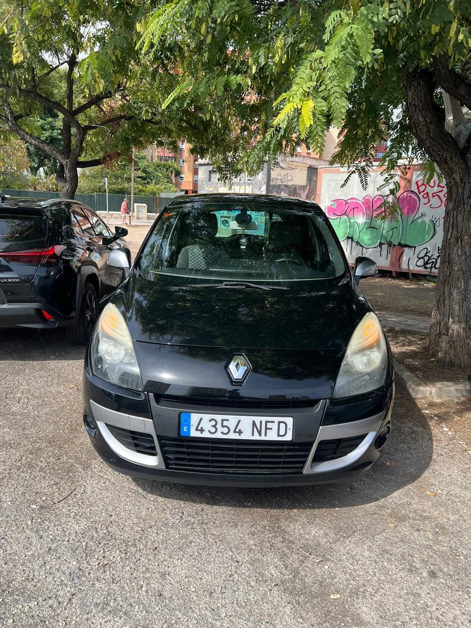 Продам Renault Scenic 2011 года. 200 000 пробег. 1, 4 бензин, механическая коробка передач, 5 мест. 