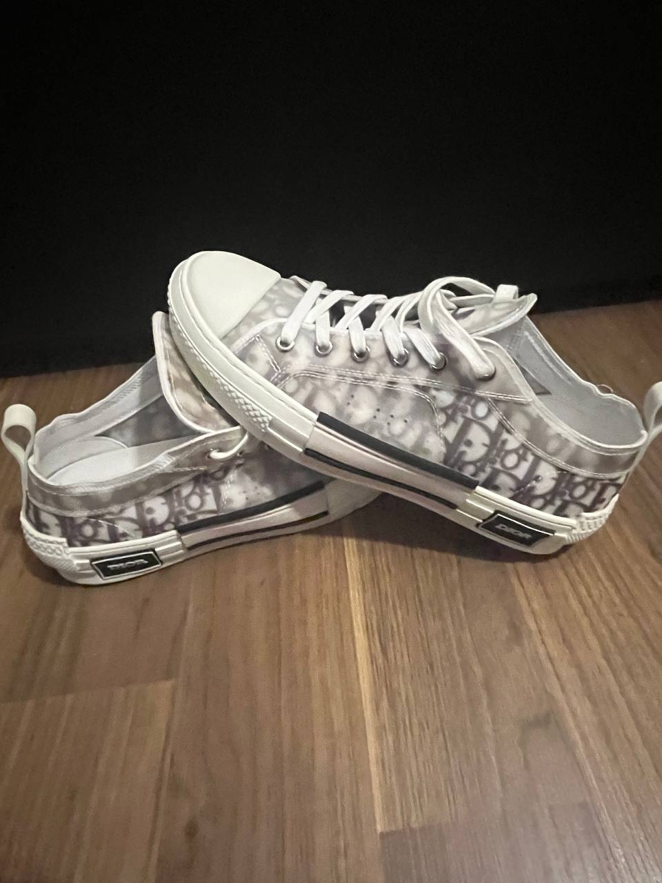 Dior , размер 42 , очень хорошее состояние , как новые , по вопросам в ЛС , 165€