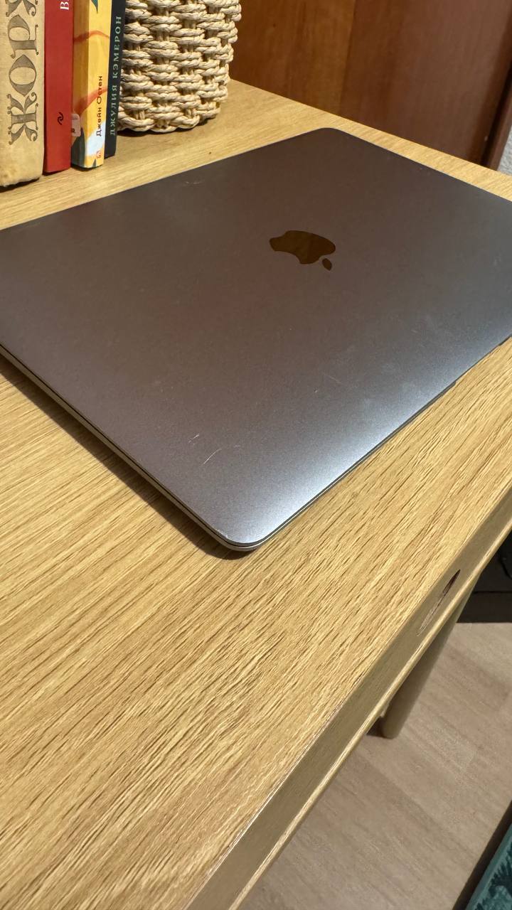 Продам макбук air M1, 256 gb 
