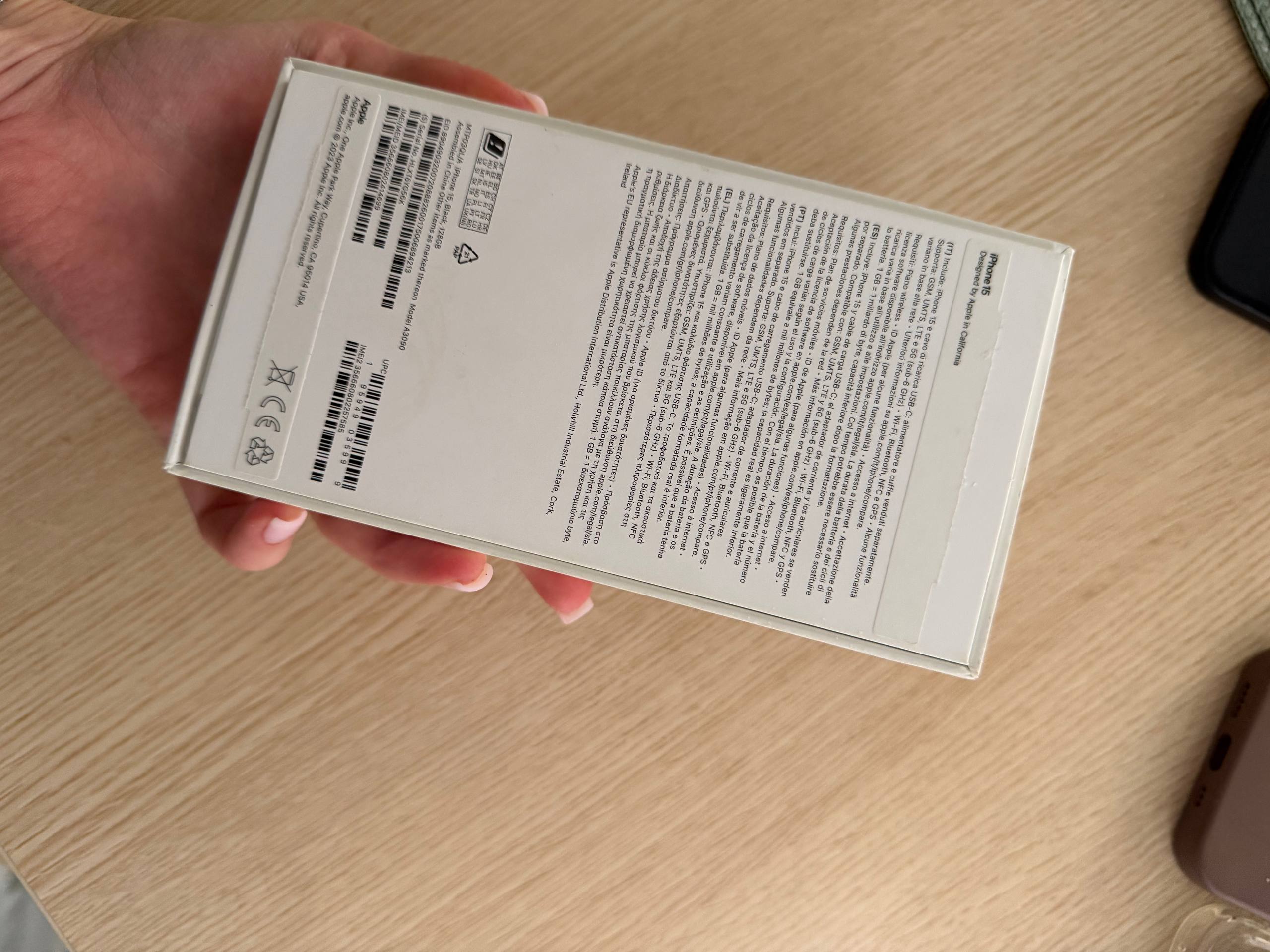 Продам Айфон 15 на 128гб 6