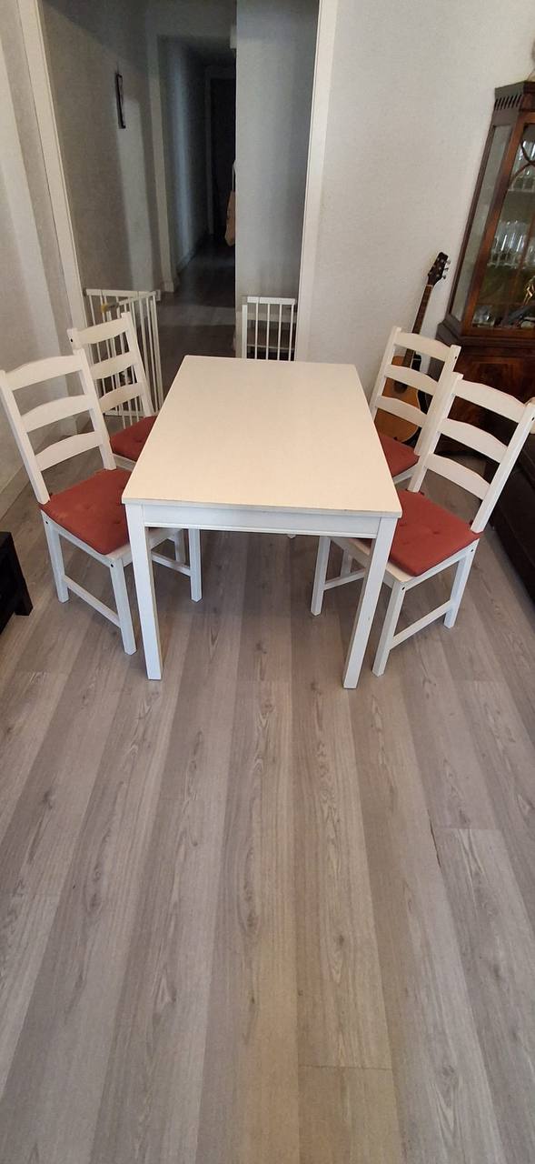 Продаю стол и 4 стула от IKEA. 55 евро