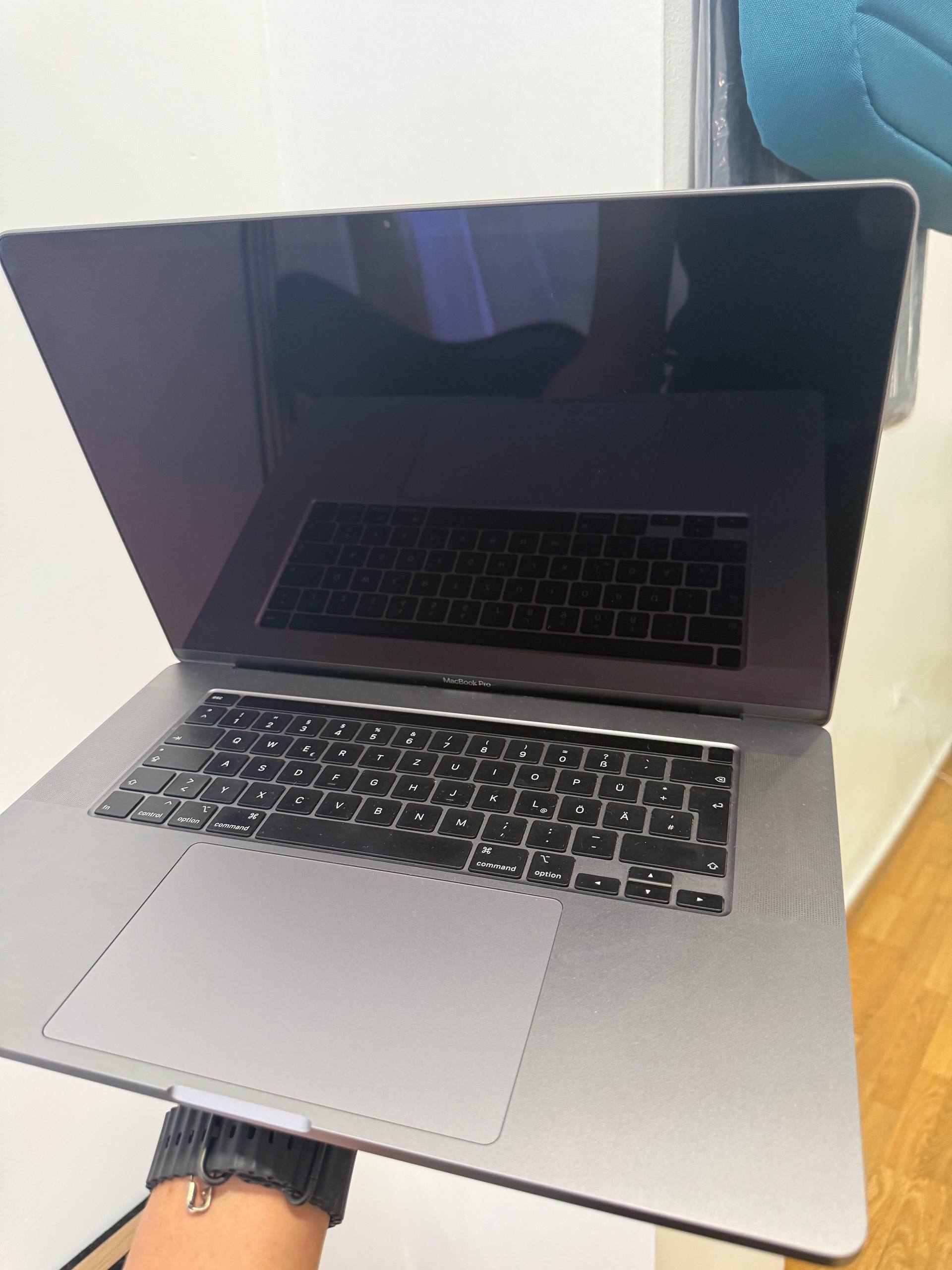 Продам свой MACBOOK A2141