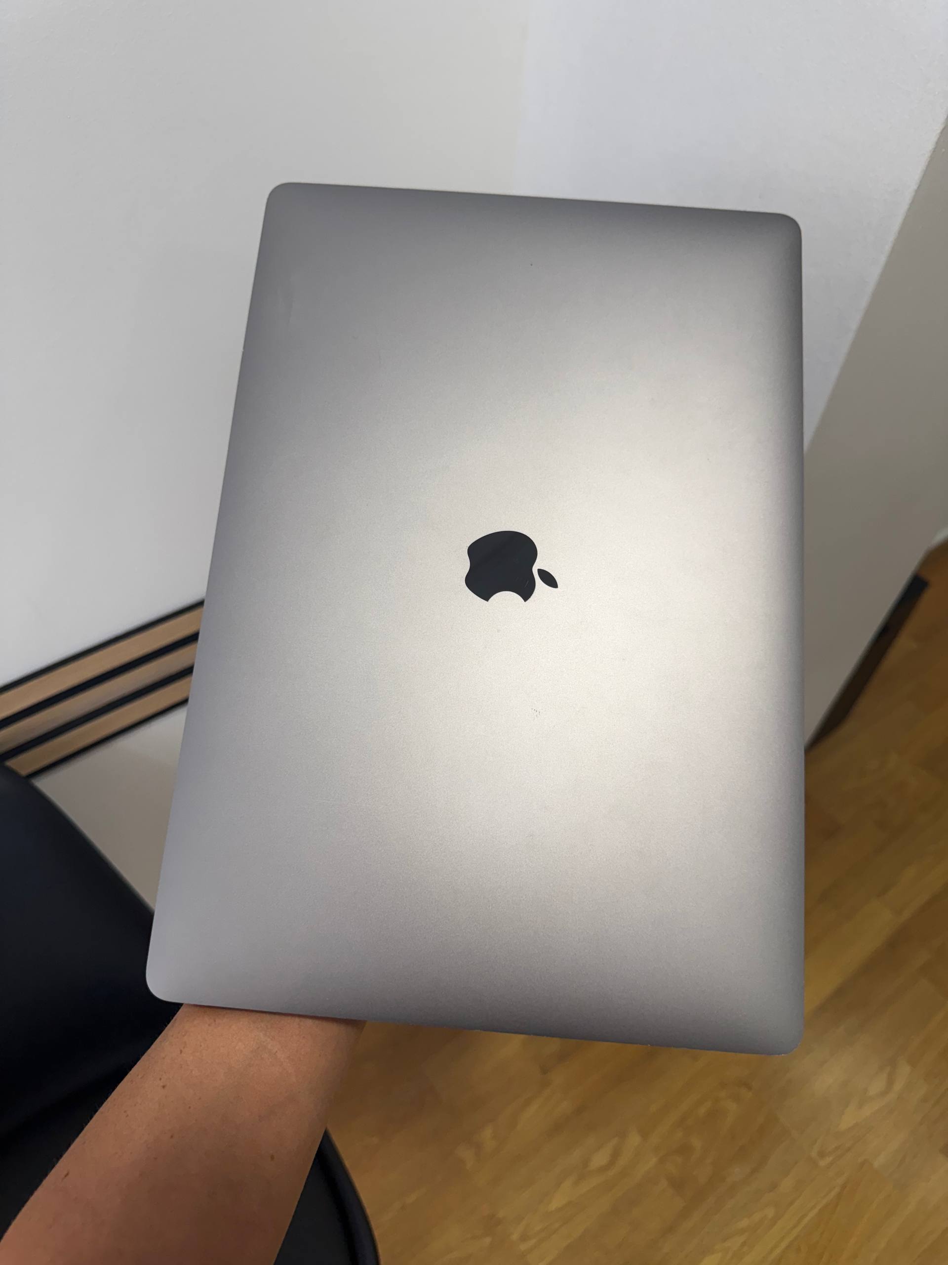 Продам свой MACBOOK A2141 3