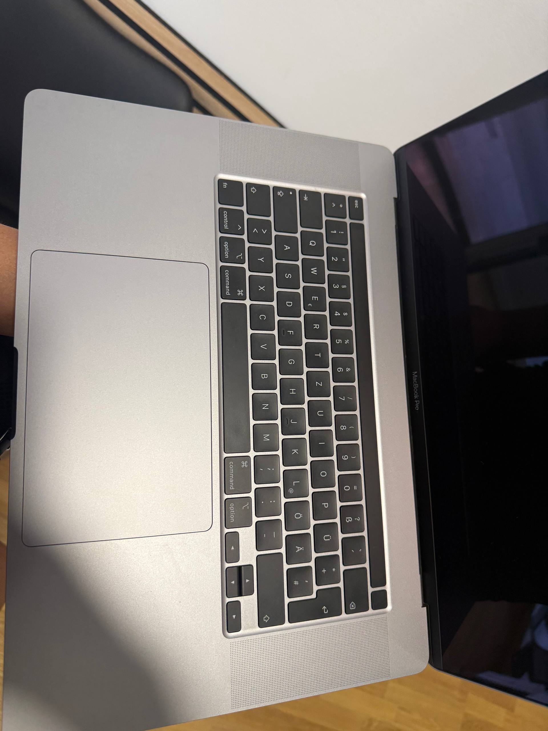 Продам свой MACBOOK A2141 2