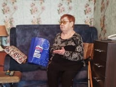 В Новокузнецке единороссы поздравили с Новым годом заслуженного педагога