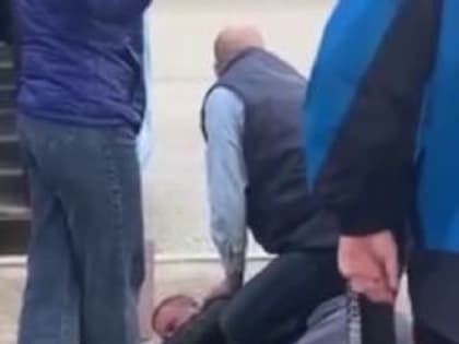 В Новокузнецке водитель автобуса оседлал буйного зайца-матерщинника (ВИДЕО)