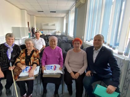 В Прокопьевске единороссы поздравили ветеранов почтовой связи