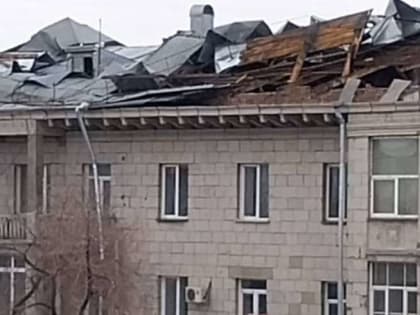 ВЕТЕР В НОВОКУЗНЕЦКЕ ПРОВЕРИЛ НА ПРОЧНОСТЬ КРЫШИ ДОМОВ