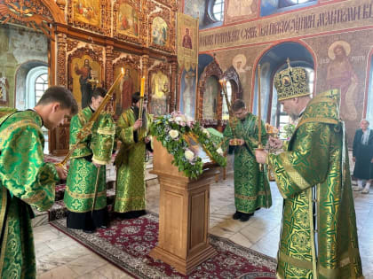 В праздник Святой Троицы епископ Новокузнецкий и Таштагольский Владимир совершил литургию в Спасо-Преображенском кафедральном соборе