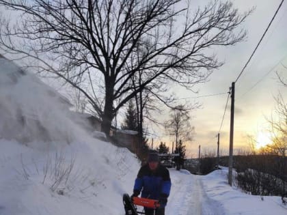 В Новокузнецке инвалид не надеется на администрацию и сам чистит от снега свою улицу, чтобы смогла проехать скорая (ФОТО)