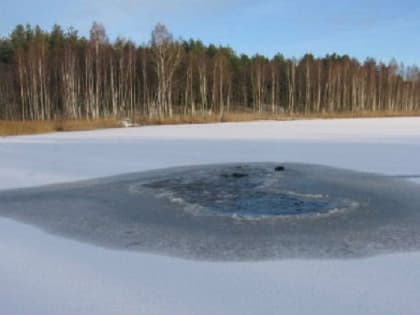 На Волге в Самарской области мужчина и женщина на снегоходе провалились под лед