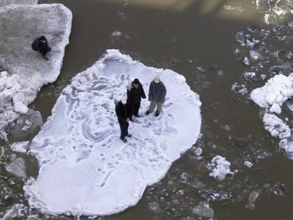 В Краснодарском крае спасательный отряд на лодках эвакуировал рыбаков