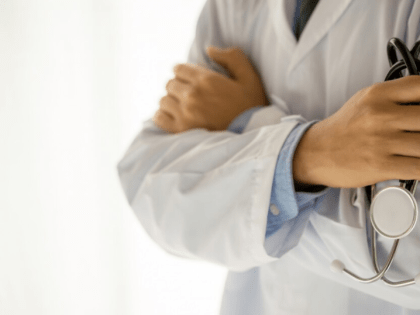 Врач рассказала жительницам Кузбасса о риске онкологии из-за популярной процедуры красоты