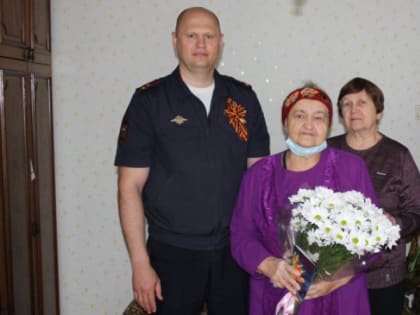 В Кемеровской области полицейские поздравили с праздником Победы узницу концлагеря Анну Цыганову
