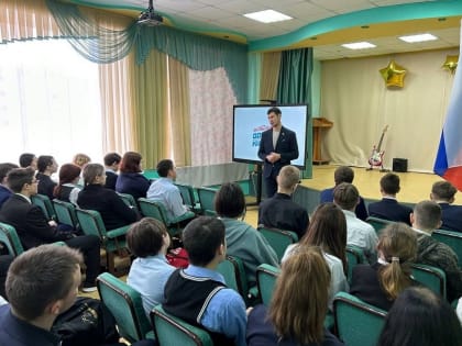 Депутат от «Единой России» встретился с кузбасскими школьниками